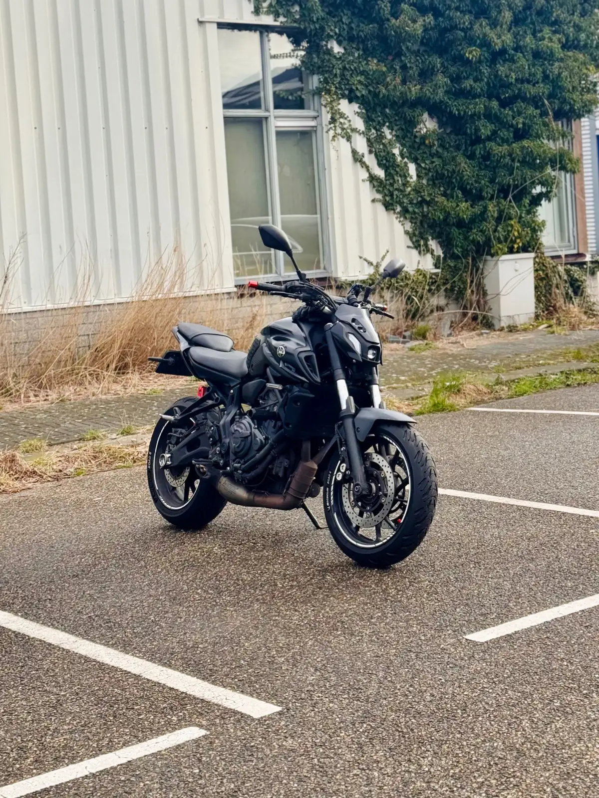 Black Yamaha MT-07 parked in an empty lot for braking practice