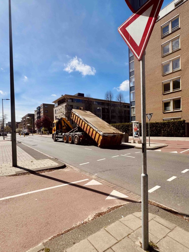 Motorcyclist positioning for better visibility behind a large vehicle