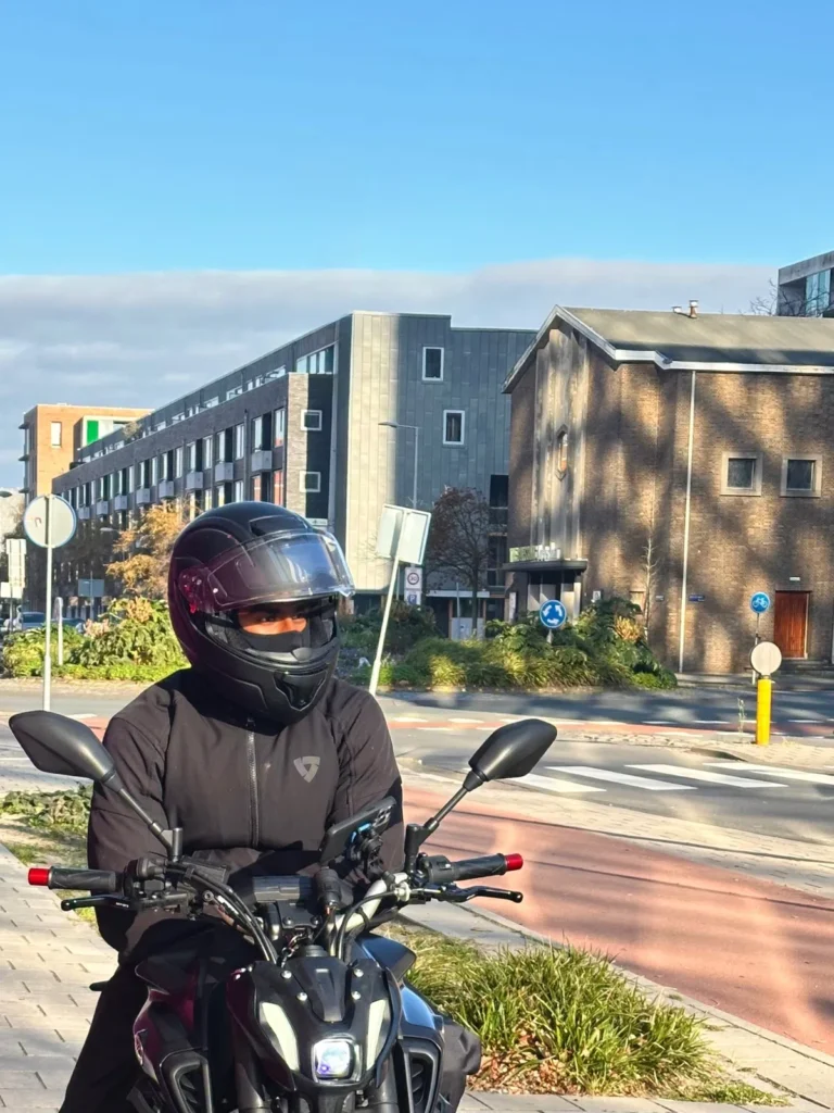 Rider wearing a full-face helmet while sitting on a Yamaha MT-07