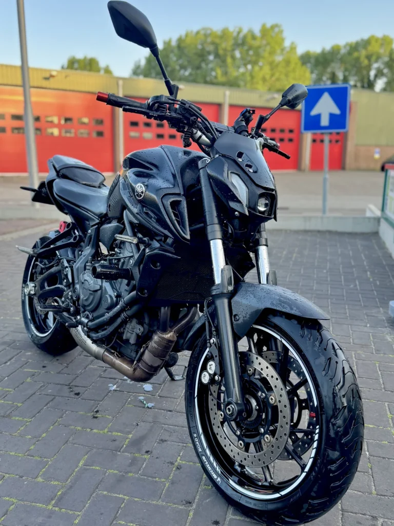 Front view of wet yamaha mt07 after a wash
